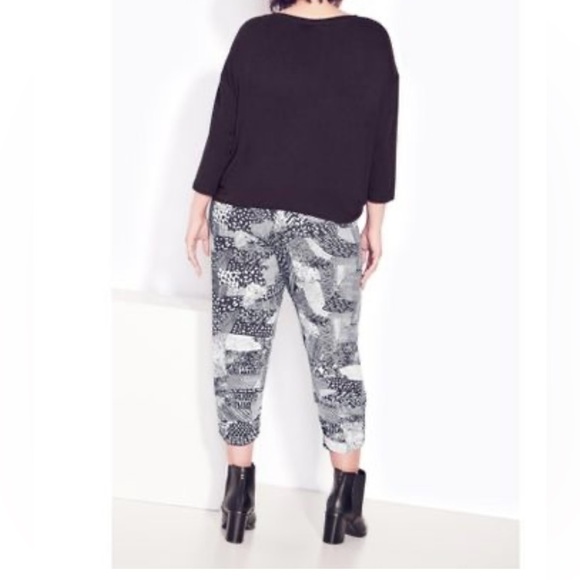 Zim & Zoe Printed Patch Work Capri Pants with zipper- Size 14 - Picture 3 of 10